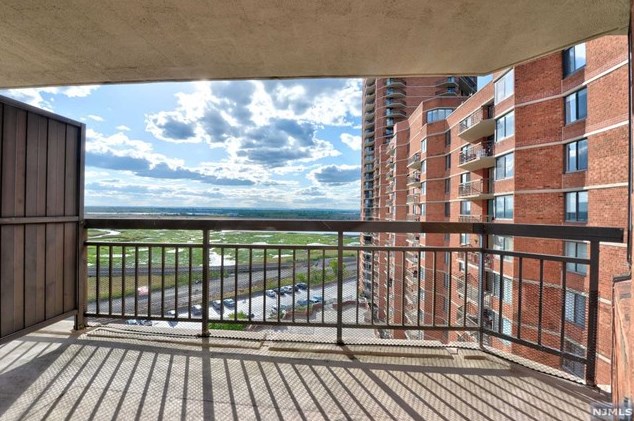 1018 Harmon Cove Tower #1018, Secaucus, NJ 07094