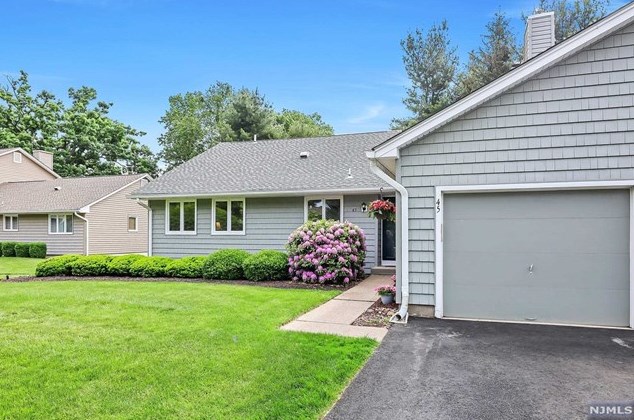 45 Erskine Ct, Mahwah, NJ 07430