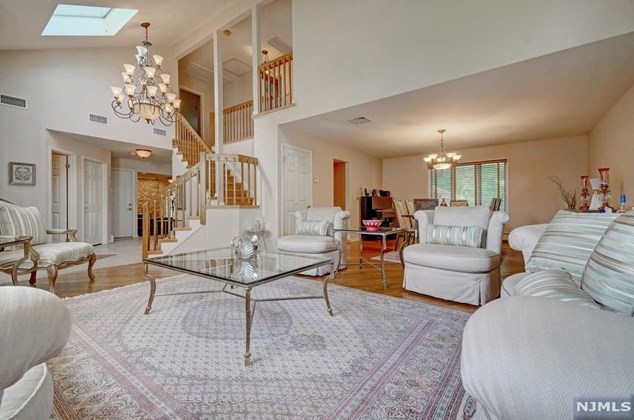 7 Heaton Ct, Closter, NJ 07624