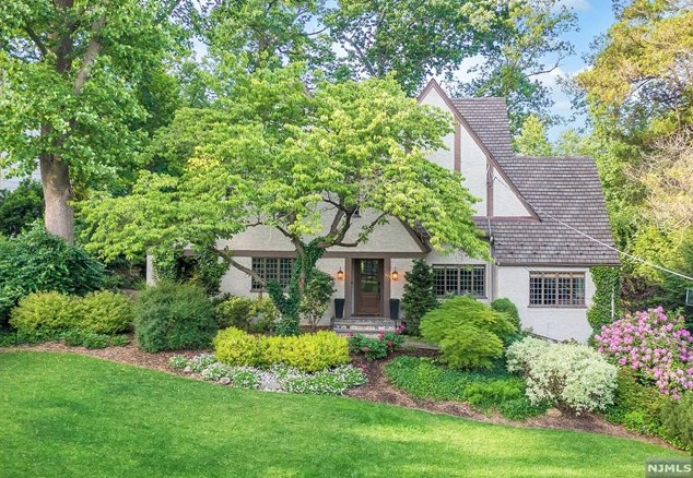 233 Gardner Rd, Ridgewood, NJ 07450
