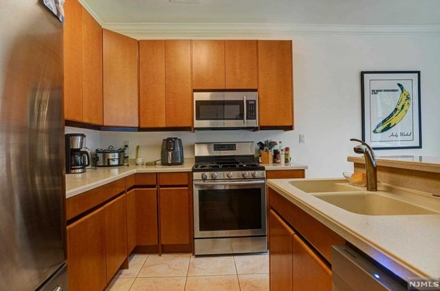 345 Oswego Ct, West New York, NJ 07093