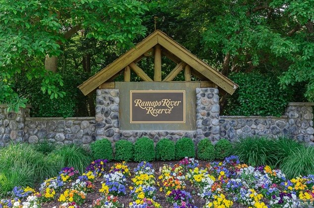 2 Timberline Ln, Oakland, NJ 07436