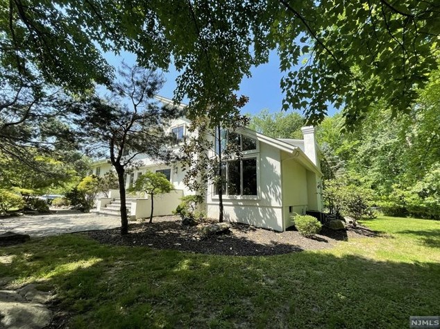 325 Westwind Ct, Norwood, NJ 07648