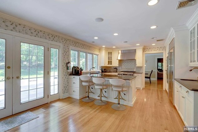 255 Gregory Rd, Franklin Lakes, NJ 07417