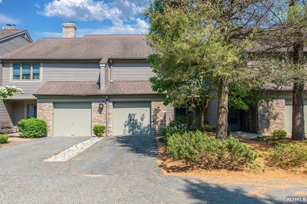 4 Sandburg Ct, Mahwah, NJ 07430
