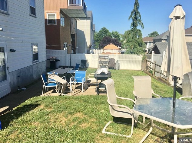 154 Lee St, Elmwood Park NJ  07407-2211 exterior