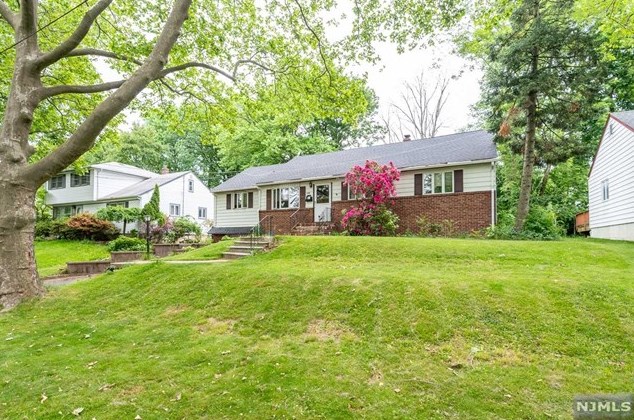 298 Buttonwood Dr, Paramus, NJ 07652-3307