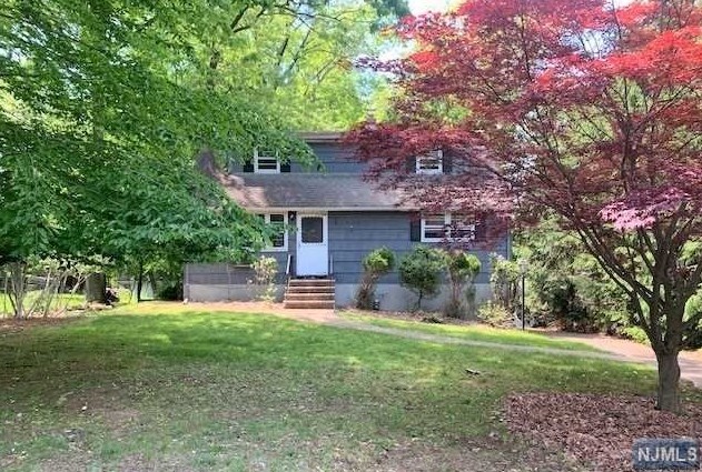 17 Iroquois Ave, Oakland, NJ 07436