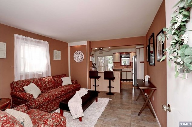 37 Grove St, Waldwick, NJ 07463-2022