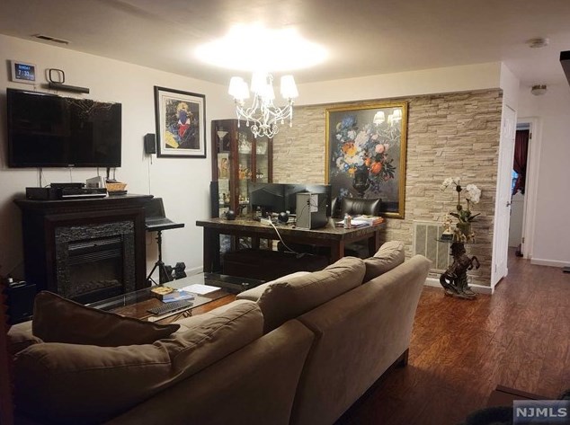 1420 Westgate Dr, West Fort Lee, NJ 07024-2170