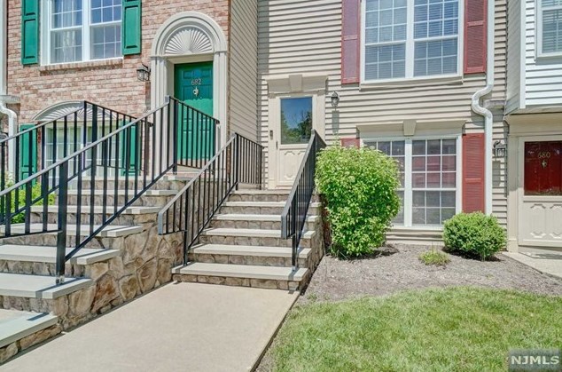 681 Plum Terrace, Mahwah, NJ 07430