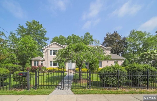 106 Alpine Dr, Closter, NJ 07624