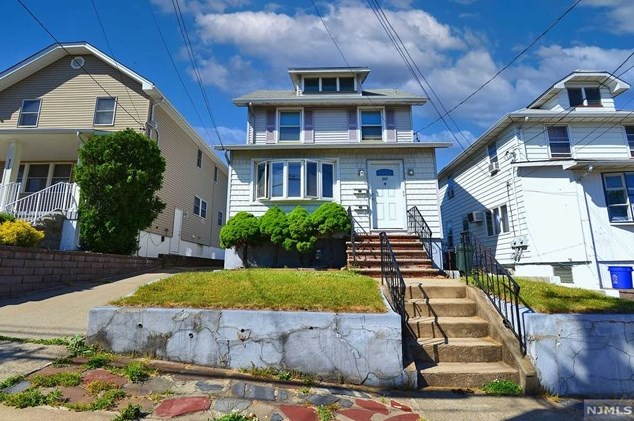 643 Teneyck Ave, Lyndhurst, NJ 07071-3232