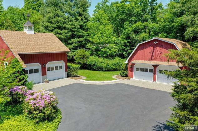 29 Glen Carl Rd, Upper Saddle River, NJ 07458