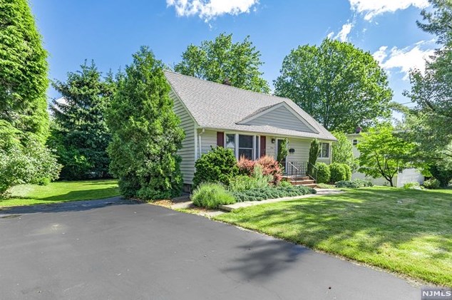 104 College Rd, Midland Pk, NJ 07432-1304