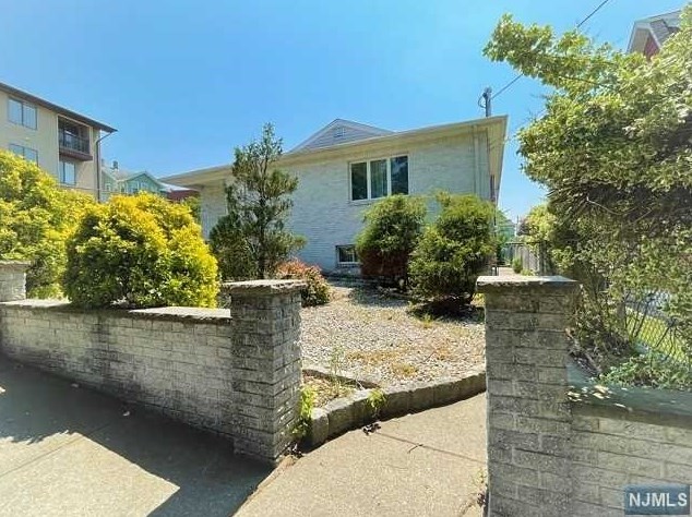 552 Forest Ave, Lyndhurst, NJ 07071-2413