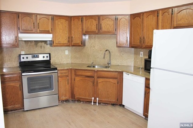 2038 Harmon Cove Tower, Secaucus, NJ 07094-1767