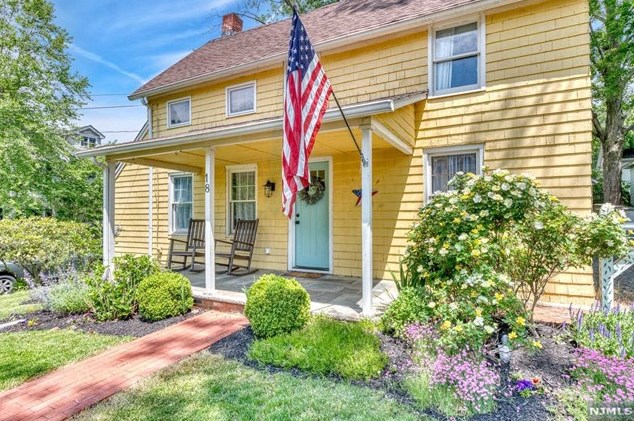 18 1st St, Allendale, NJ 07401