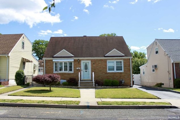 334 Roosevelt Ave, Lyndhurst, NJ 07071
