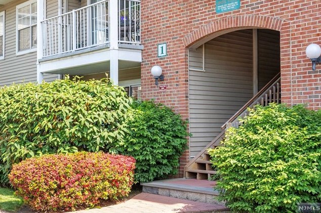 38 Garden Pl, Edgewater, NJ 07020
