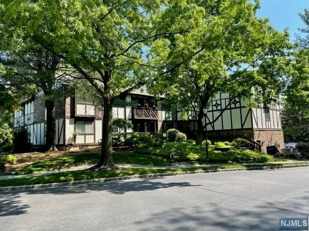 107 Mark Twain Way, Mahwah, NJ 07430
