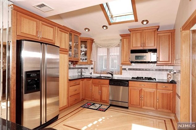 19 Elmhurst St, Elmwood Park, NJ 07407