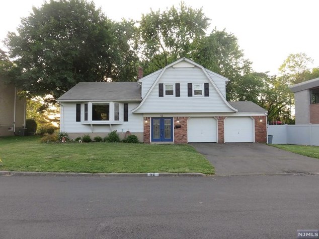52 Overlook Ave, Emerson, NJ 07630-1018