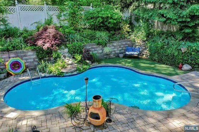 128 Hudson Ave, Waldwick, NJ 07463-2127