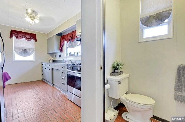 36 Lafayette Pl, Lyndhurst NJ  07071-1135 exterior