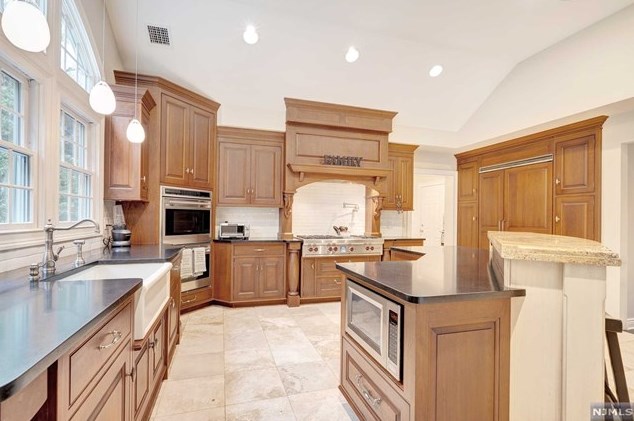 75 Donnybrook Dr, Demarest, NJ 07627