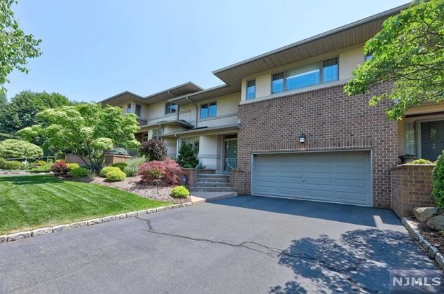 15 Fox Run Rd, Allendale, NJ 07401