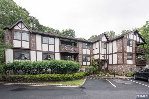 1006 Thoreau Ct, Mahwah, NJ 07430