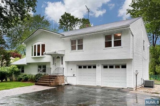 11 Michaels Ln, Closter, NJ 07624