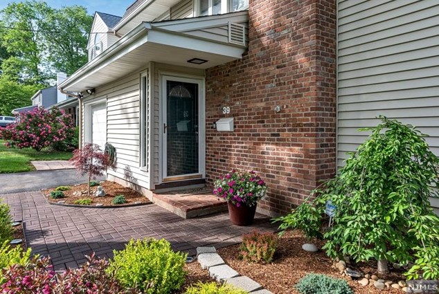 39 Stuart St, Waldwick, NJ 07463-2419