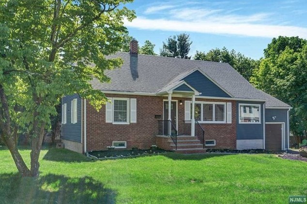 2 Kennedy Dr, Waldwick, NJ 07463-1231