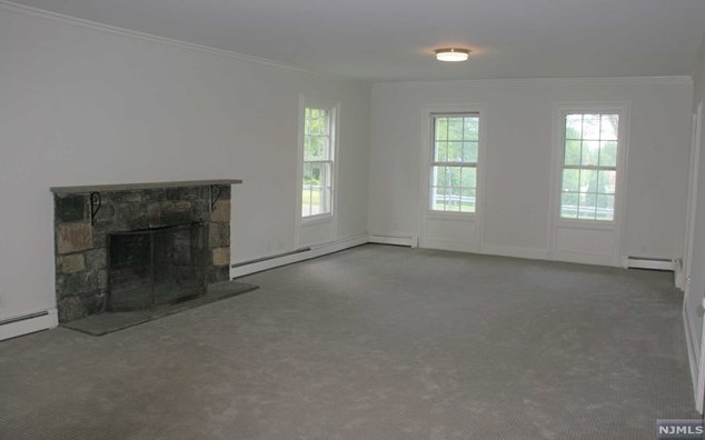 359 Sicomac Ave, Wyckoff, NJ 07481