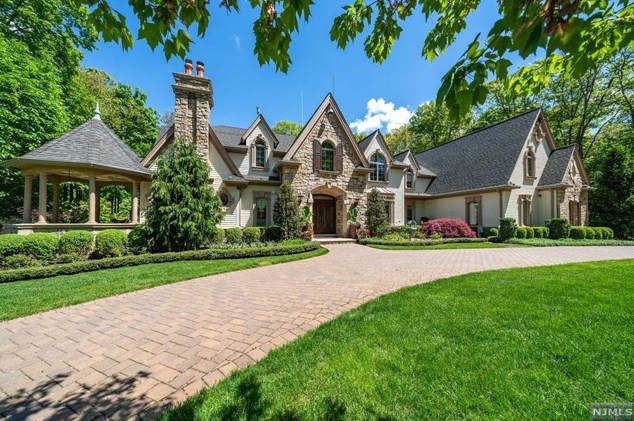 295 Glen Pl, Franklin Lakes, NJ 07417