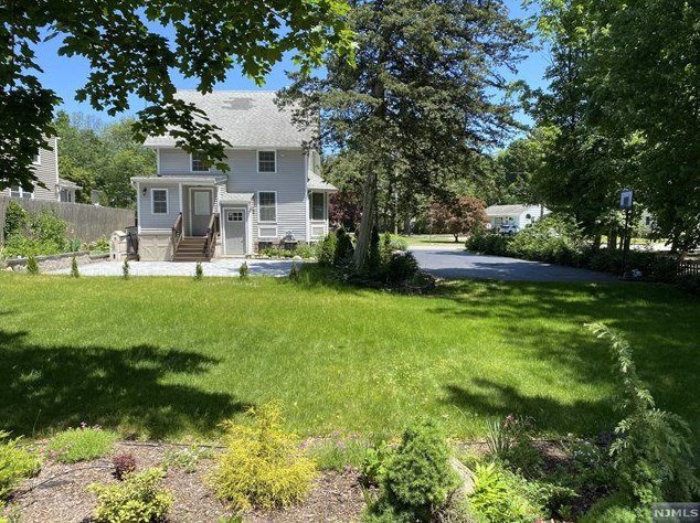 125 Myrtle Ave, Allendale, NJ 07401