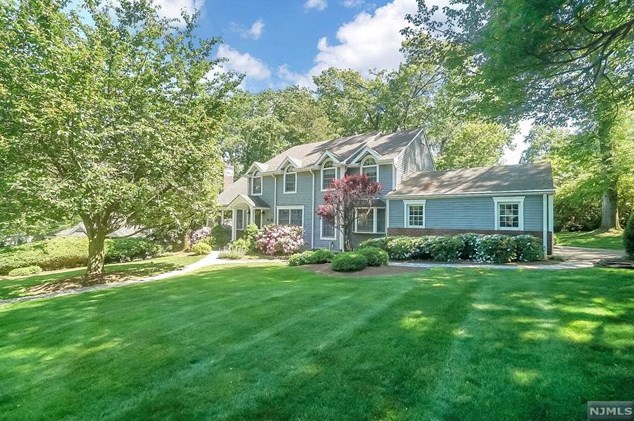 694 Terrace Hts, Wyckoff, NJ 07481-1033