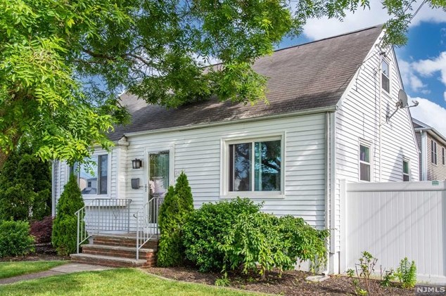 242 Wilson St, Saddle Brook, NJ 07663-4927