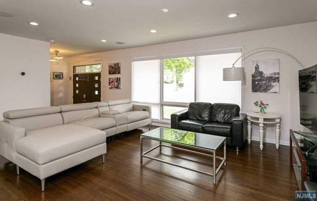 2 Monument Pl, Cresskill, NJ 07626