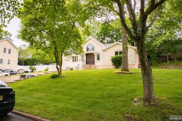 453 Colonial Blvd, Westwood NJ  07676-4958 exterior