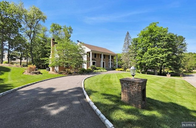 976 Valley Rd, Franklin Lakes, NJ 07417