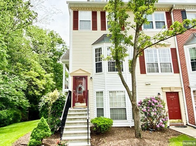 1308 Persimmon Ct, Mahwah, NJ 07430