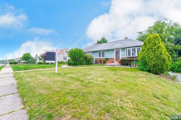 68 Caldwell Ave, Saddle Brook, NJ 07663-6067