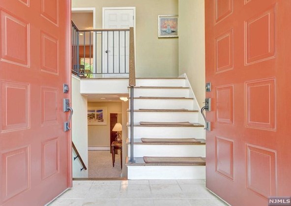 8 Mulberry Ln, Montvale, NJ 07645