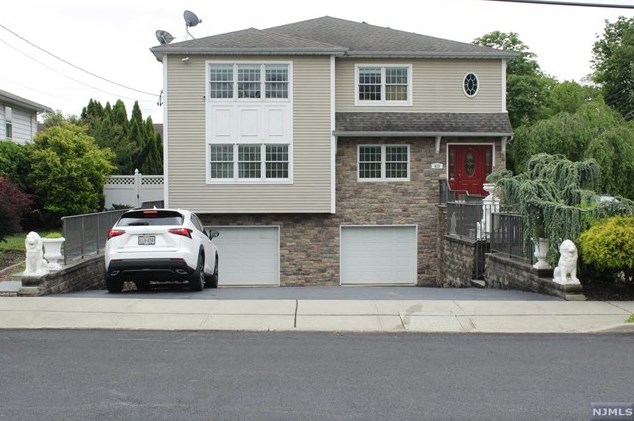 413 River Dr, Elmwood Park, NJ 07407