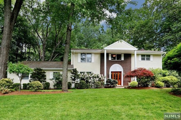 15 Henke Ct, Westwood, NJ 07677-7908