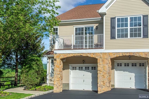 138 Mountainside Dr, Pompton Falls, NJ 07442