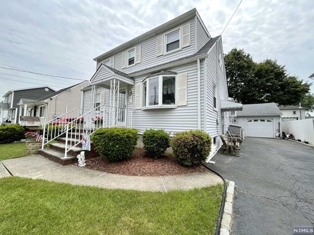 70 Macarthur Dr, Saddle Brook, NJ 07663-4706